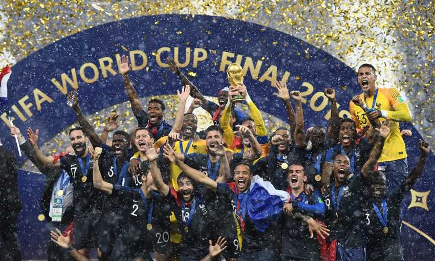فرحة رائعة أثناء تتويج منتخب فرنسا كأس العالم 2018 فرحة رائعة أثناء تتويج منتخب فرنسا كأس العالم 2018