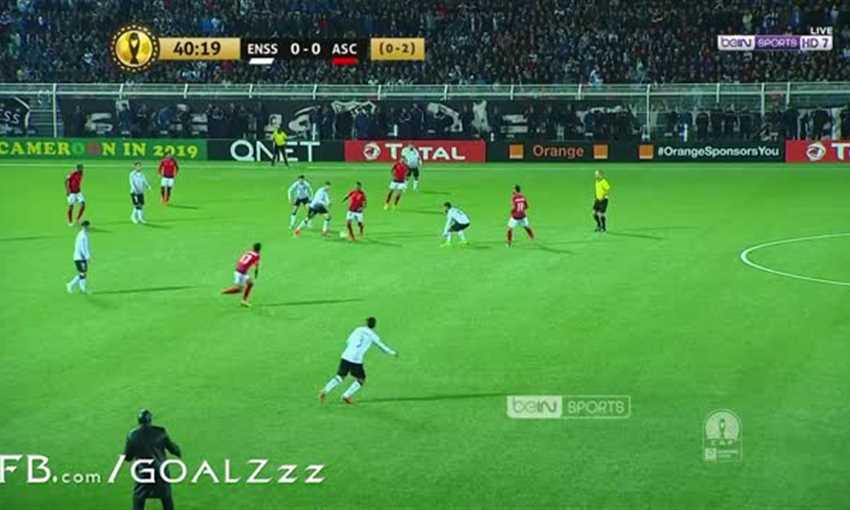 حمودي يهدر أمام مرمى سطيف الخالي حمودي يهدر أمام مرمى سطيف الخالي