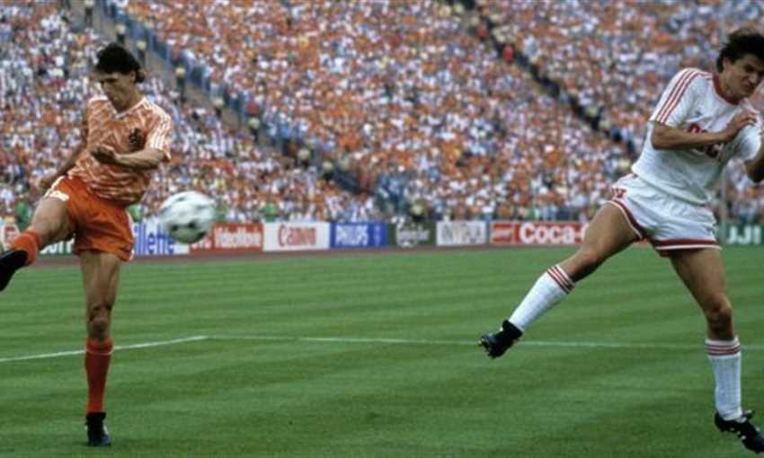 محاكاة الأساطير.. لاعب ستوك يسجل هدفا على طريقة ماركو فان باستن محاكاة الأساطير.. لاعب ستوك يسجل هدفا على طريقة ماركو فان باستن