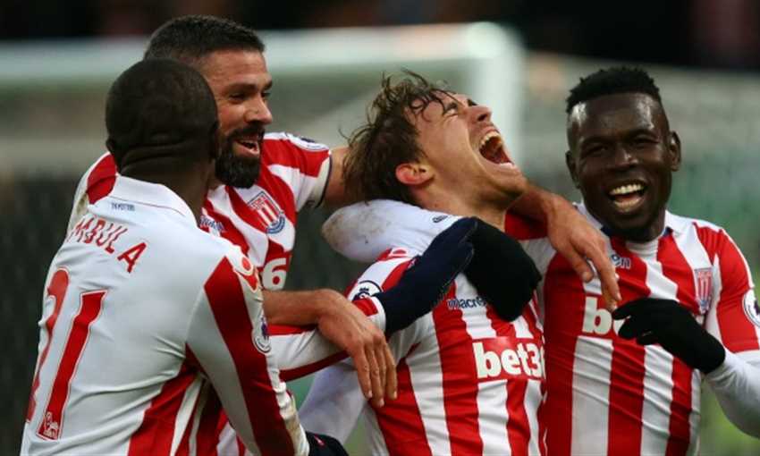 مدافع برشلونة السابق يسجل هدفا رائعا من مرتدة بدأها مدافع برشلونة السابق يسجل هدفا رائعا من مرتدة بدأها