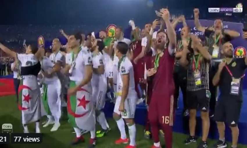 محرز قائد الجزائر يرفع كأس الأمم الإفريقية محرز قائد الجزائر يرفع كأس الأمم الإفريقية