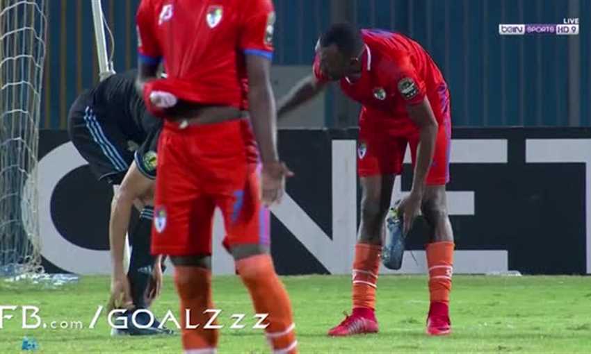 لاعب نواذيبو يحصل على حذاء علي جبر بعد نهاية المباراة لاعب نواذيبو يحصل على حذاء علي جبر بعد نهاية المباراة