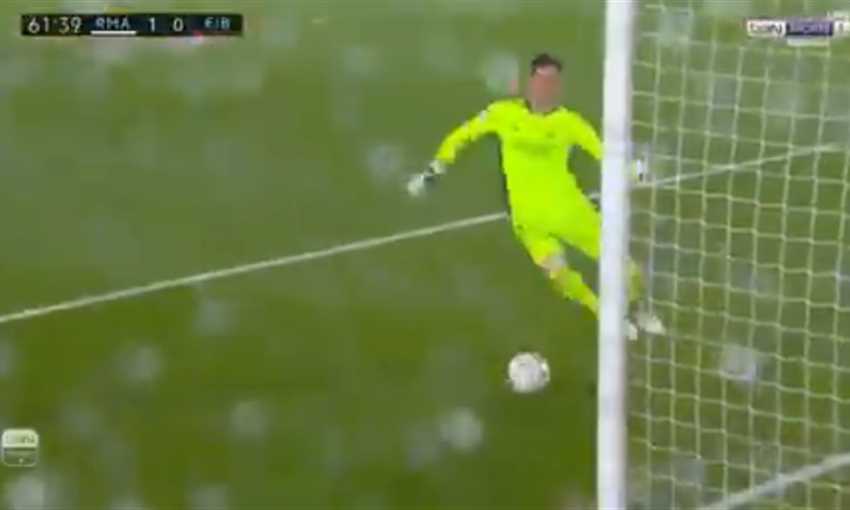 خطأ كارثي وإنقاذ بطولي في نفس اللقطة لـ كورتوا خطأ كارثي وإنقاذ بطولي في نفس اللقطة لـ كورتوا