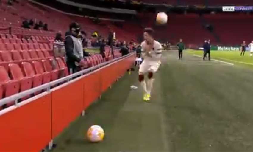 لقطة طريفة في الدوري الأوروبي.. جامع الكرات يدمر وجه لاعب روما لقطة طريفة في الدوري الأوروبي.. جامع الكرات يدمر وجه لاعب روما