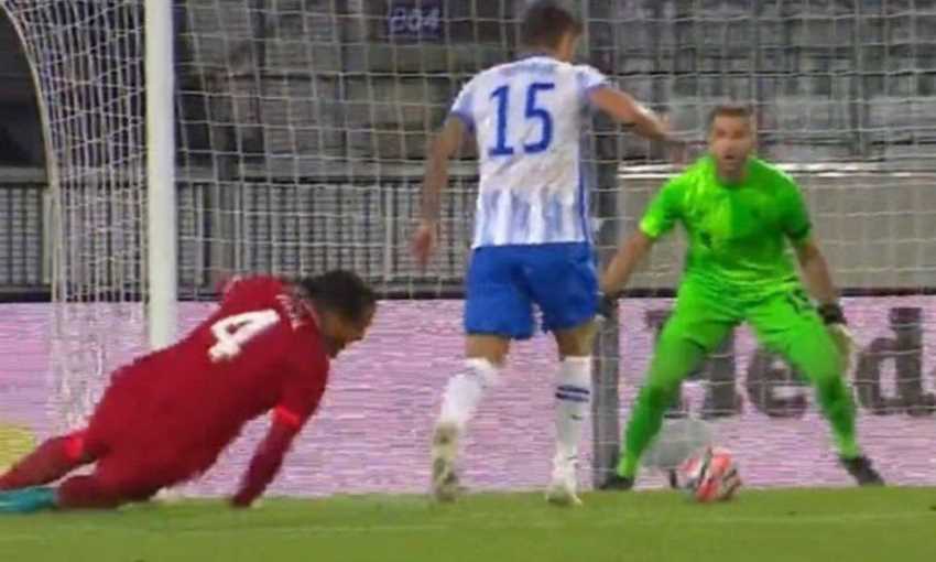 هدف هيرتا برلين الرابع في ليفربول بعد مراوغة فان دايك (ودي) هدف هيرتا برلين الرابع في ليفربول بعد مراوغة فان دايك (ودي)