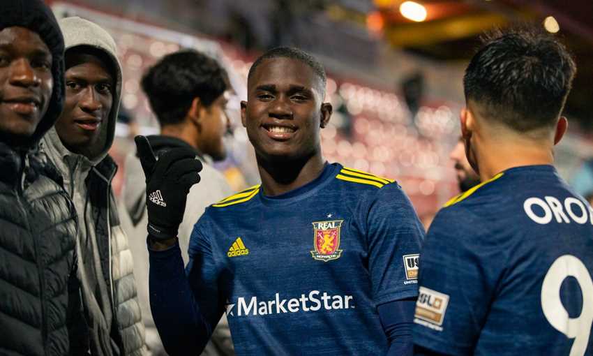 الطفل المعجزة.. لاعب يشارك مع فريقه بعمر 13 عامًا الطفل المعجزة.. لاعب يشارك مع فريقه بعمر 13 عامًا