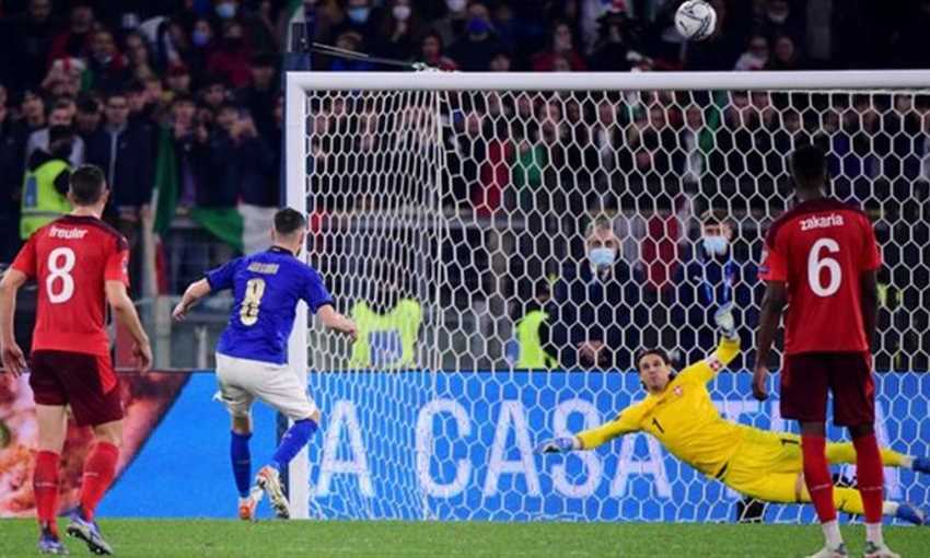 جورجينيو يهدر ركلة جزاء أمام سويسرا (تصفيات كأس العالم) جورجينيو يهدر ركلة جزاء أمام سويسرا (تصفيات كأس العالم)