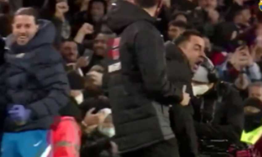 احتفال مجنون من تشافي بهدف بيدري في إشبيلية احتفال مجنون من تشافي بهدف بيدري في إشبيلية