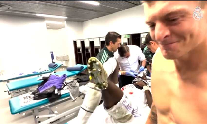 قبلة من ألابا وضحكة من كروس.. كواليس إسعاف روديجر بعد إصابته القوية قبلة من ألابا وضحكة من كروس.. كواليس إسعاف روديجر بعد إصابته القوية