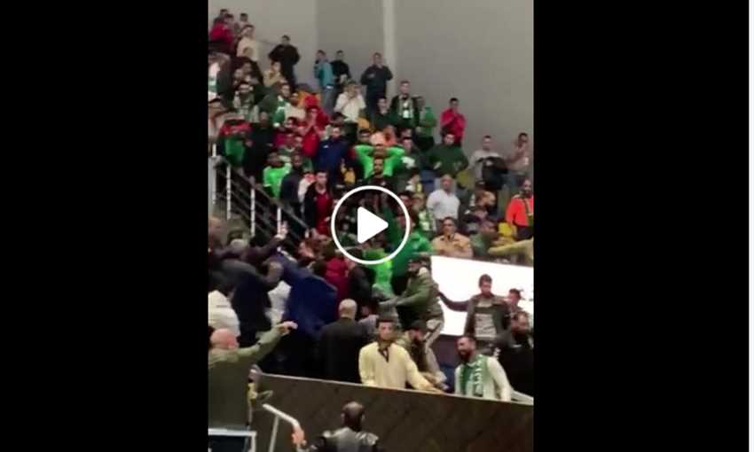 لحظات ما بعد سقوط المنصة التي كانت تحمل قادة جمهور الاتحاد السكندري.. وتدخل الحضور لإسعاف المصابين لحظات ما بعد سقوط المنصة التي كانت تحمل قادة جمهور الاتحاد السكندري.. وتدخل الحضور لإسعاف المصابين