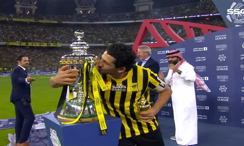 لحظة رفع أحمد حجازي لقب الدوري السعودي 2022-23 مع الاتحاد لحظة رفع أحمد حجازي لقب الدوري السعودي 2022-23 مع الاتحاد
