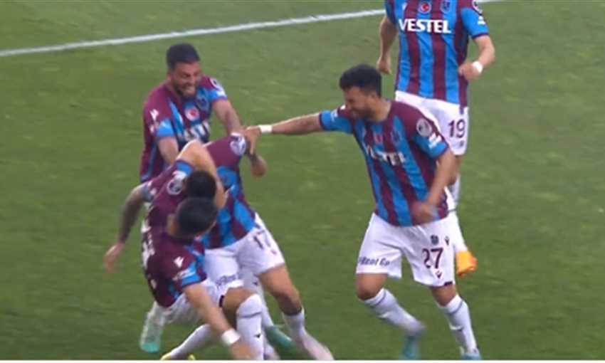 بكاء ماريك هامشيك بعد هدفه الأخير أمام جماهير طرابزون قبل اعتزاله بكاء ماريك هامشيك بعد هدفه الأخير أمام جماهير طرابزون قبل اعتزاله