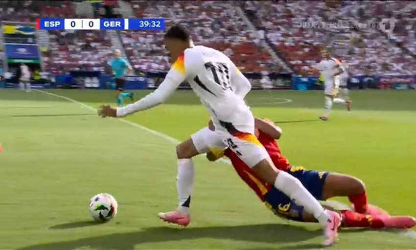 لقطة مهارية من موسيالا ضد رودري (يورو 2024) لقطة مهارية من موسيالا ضد رودري (يورو 2024)