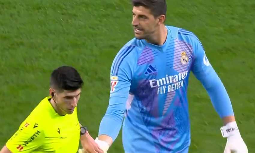 لحظة إلقاء مقذوفات على تيبو كورتوا وتوقف دربي مدريد (الدوري الإسباني) لحظة إلقاء مقذوفات على تيبو كورتوا وتوقف دربي مدريد (الدوري الإسباني)