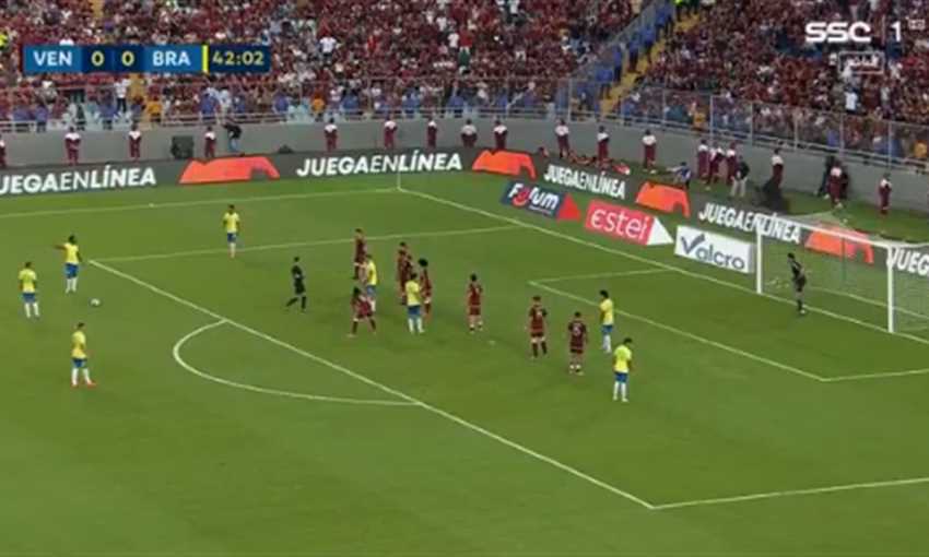 هدف البرازيل الأول ضد فنزويلا - رافينيا (تصفيات كأس العالم) هدف البرازيل الأول ضد فنزويلا - رافينيا (تصفيات كأس العالم)