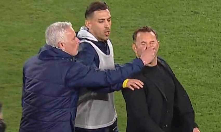 لقطة اعتداء مورينيو لمدرب جالاتاسراي (كأس تركيا) لقطة اعتداء مورينيو لمدرب جالاتاسراي (كأس تركيا)