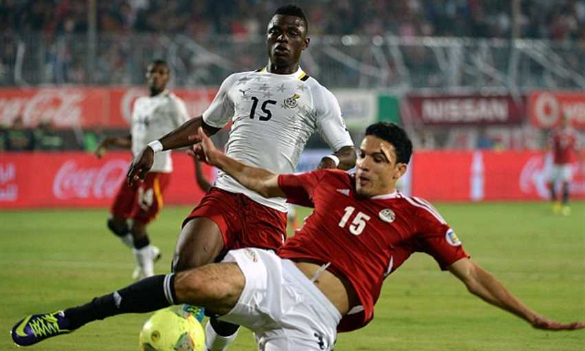 محمد ناجي جدو في تدخل مع لاعب غانا