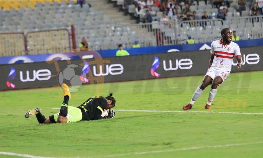 محمد أبو جبل يتصدى لكرة أمام الزمالك