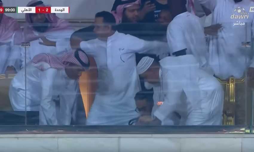 سقوط رئيس نادي الوحدة مغشيا عليه