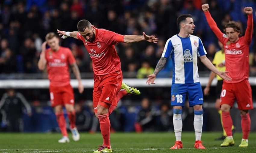 لاعبو ريال مدريد يحتفلون بهدف كريم بنزيمة في إسبانيول