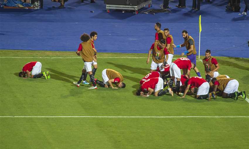 لاعبو منتخب مصر يحتفلون بهدف تريزيجيه في زيمبابوي