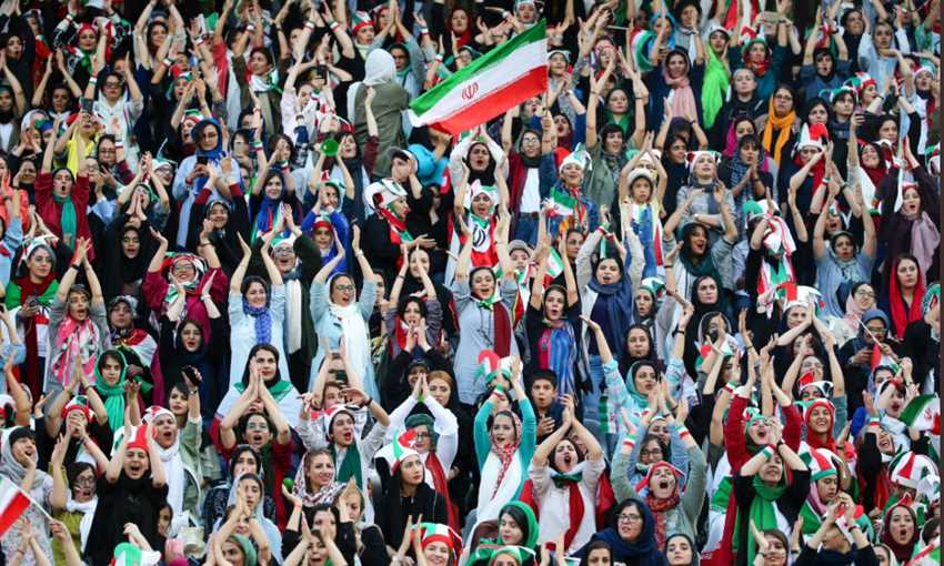 مشجعات إيران في المدرجات أمام كبوديا لأول مرة منذ 40 عاما