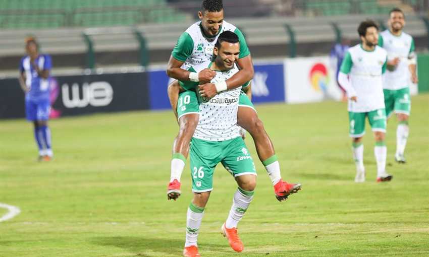 كريم العراقي يحتفل بهدف المصري في قنا مع أحمد ياسر 