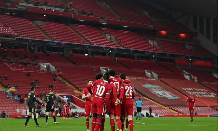 لاعبو ليفربول يحتفلون بهدف كورتيس جونز ضد أياكس