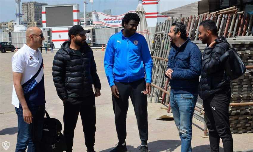 إداريو الزمالك في استقبال مدرب الفريق الجديد أحمد عبد المقصود (من الموقع الرسمي للزمالك)