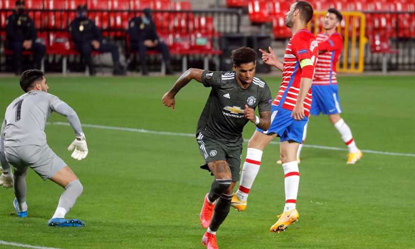 ماركوس راشفورد يحتفل بهدفه مع مانشستر يونايتد ضد غرناطة