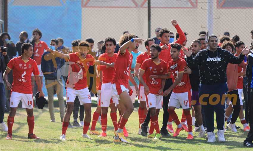 احتفال لاعبي الأهلي بالفوز بلقب دوري الجمهورية مواليد 99