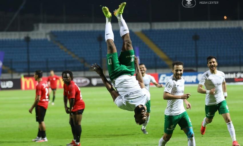 لاعبو المصري يحتفلون بهدف أوستين أموتو في طلائع الجيش