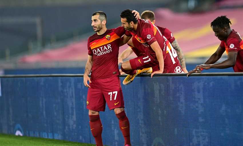 لاعبو روما يحتفلون بهدف بيدرو في لاتسيو