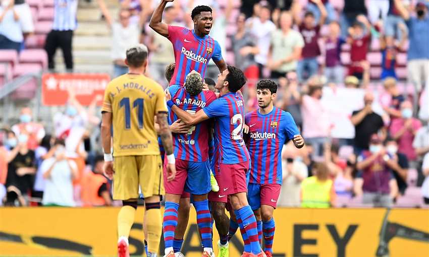 لاعبو برشلونة يحتفلون بهدف أنسو فاتي في ليفانتي