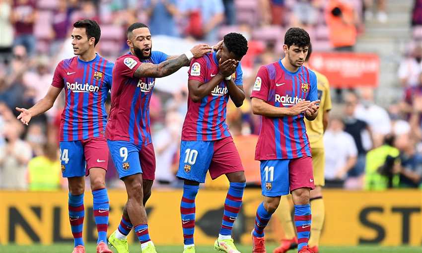 لاعبو برشلونة يحتفلون بهدف أنسو فاتي في ليفانتي