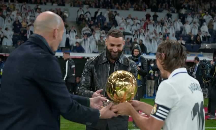 كريم بنزيمة يتسلم الكرة الذهبية من مودريتش وزيدان في سانتياجو بيرنابيو