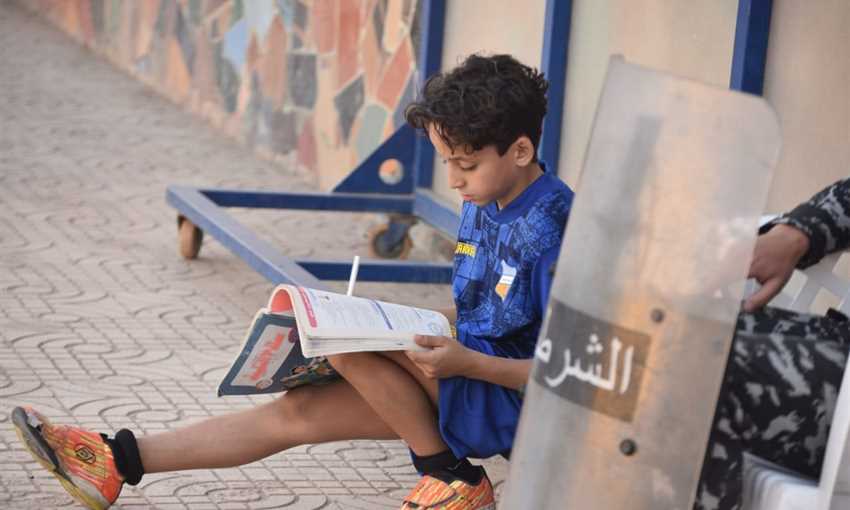 ناشئ طنطا يراجع دروسه أثناء مباراة فريقه