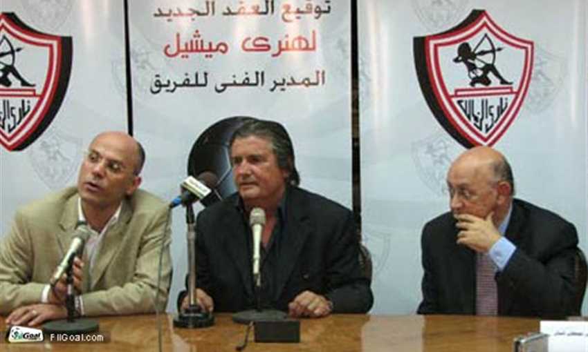 هنري ميشيل مع مدير أعماله (يسار) ويحيى مصطفى كمال (يمين) عضو مجلس إدارة الزمالك في المؤتمر
