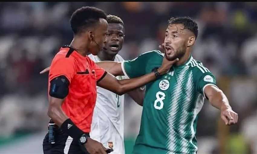 الحكم الصومالي عمر عبد القادر أرتان خلال مباراة الجزائر وموريتانيا بكأس الأمم