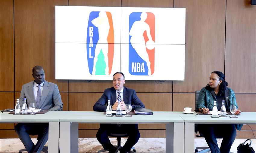 مارك تاتوم نائب رئيس NBA مع أمادو فال رئيس بطولة The bal