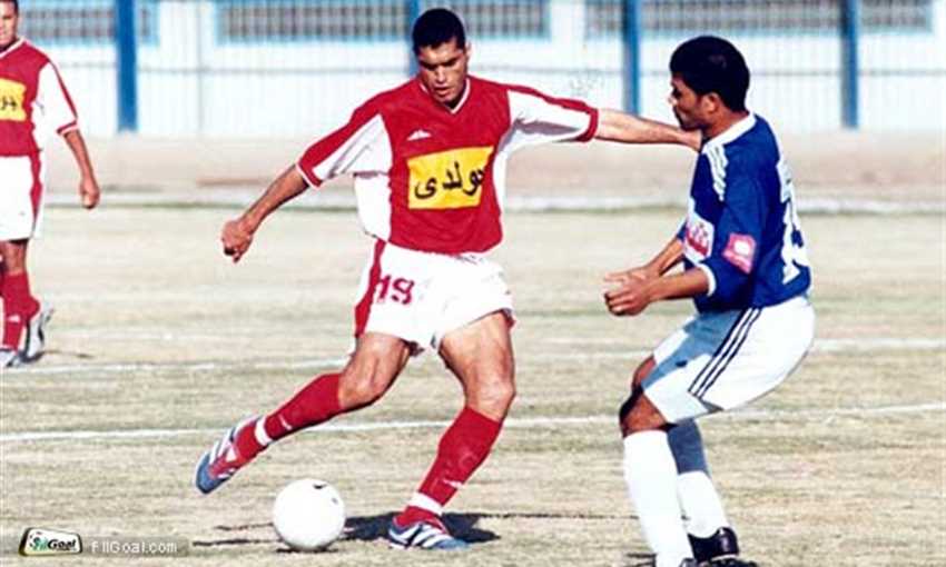 محمود أبوالدهب بقميص فريقه السابق جولدي