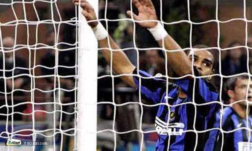 Adriano still on the fringes 