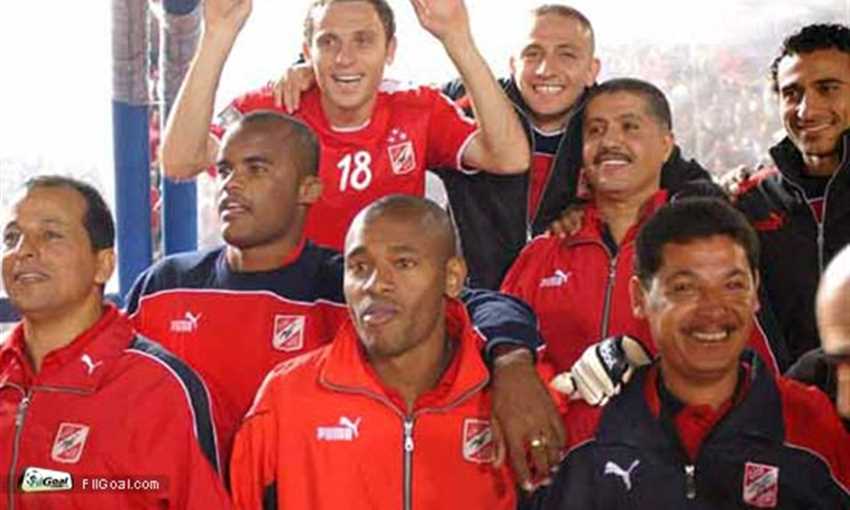 جيلبرتو يحتفل بلقب دوري أبطال أفريقيا