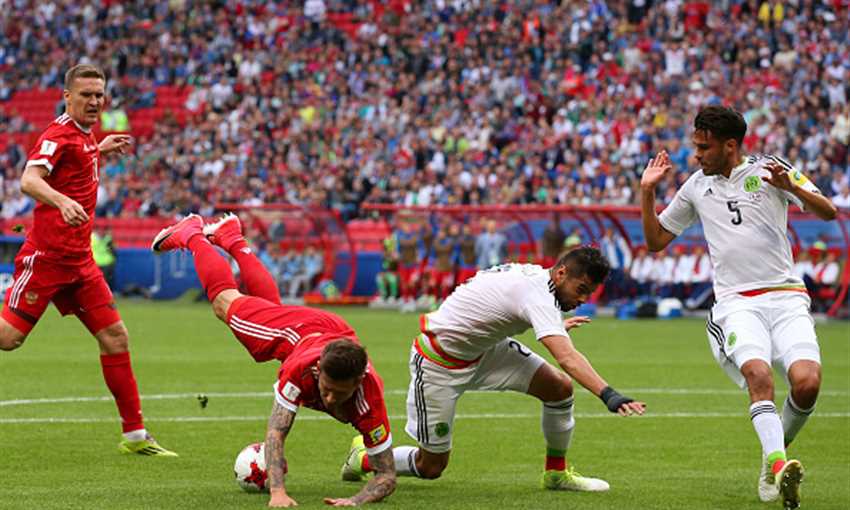 الحكم السعودي يرفض احتساب ركلة جزاء لروسيا رغم إعادة الفيديو