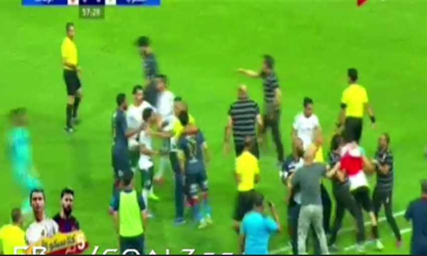 اشتباكات في مباراة المصري والزمالك 