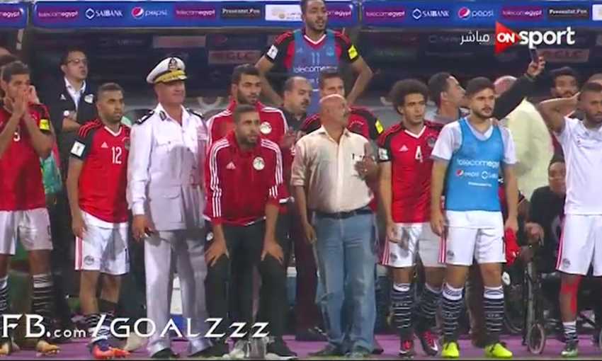 استاد برج العرب ينتفض بعد هدف صلاح الثاني القاتل