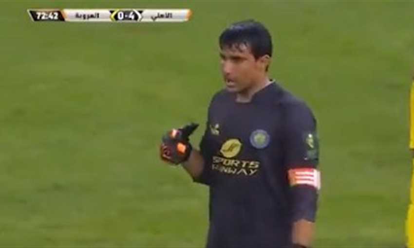 مؤمن يسهم في هدف أهلي جدة الرابع ضد العروبة واحتفال بتقبيل قميص عبد الشافي 