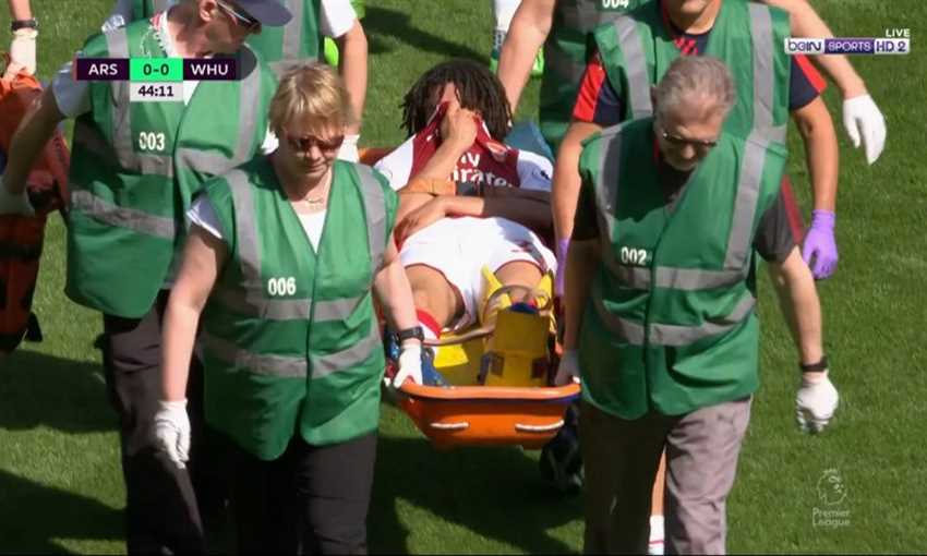 النني يغادر الملعب باكيا وفي قدمه جبيرة