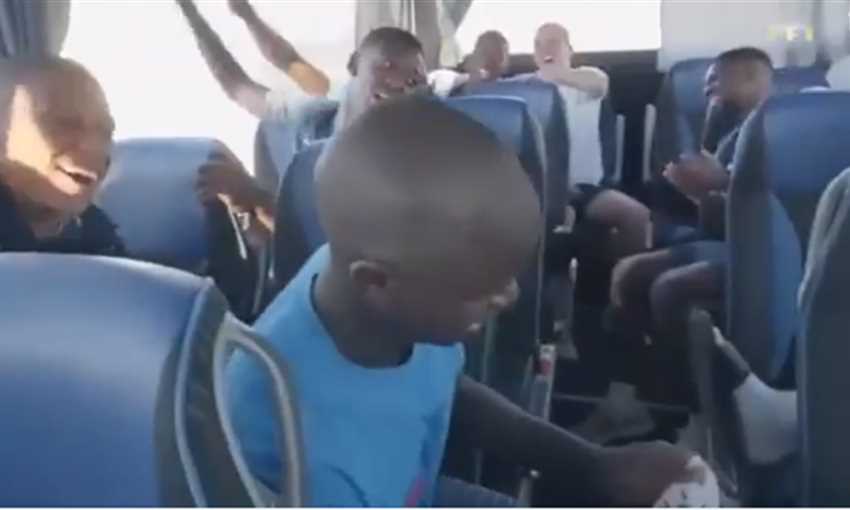 ديمبيلي وأومتيتي يغنيان &quot;كانتي أوقف ميسي&quot;