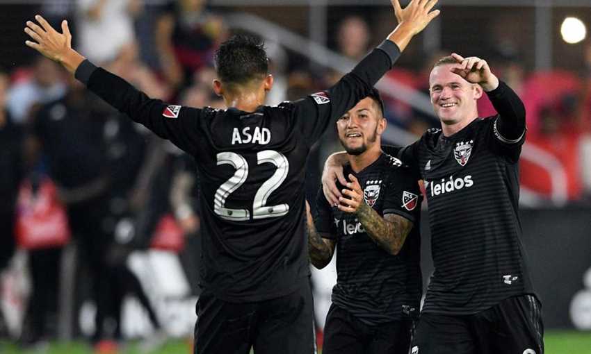 لا يُصدق ما فعله روني في الثواني الأخيرة.. أنقذ فريقه من الخسارة وصنع هدف الفوز